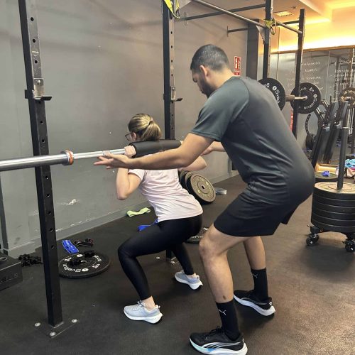 Pedro controlando ejercicio de Cross Hiit en el gimnasio BodyPlay de Arucas.