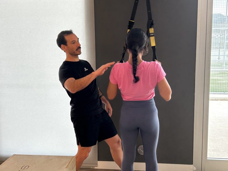 Clase de movifuerza en el gimnasio BodyPlay en Arucas: el entrenador Diego explicando el ejercicio con TRX.