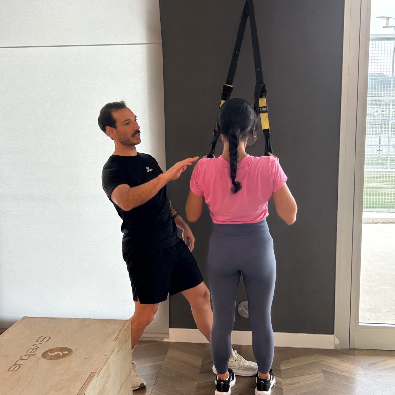 Clase de movifuerza en el gimnasio BodyPlay en Arucas: el entrenador Diego explicando el ejercicio con TRX.